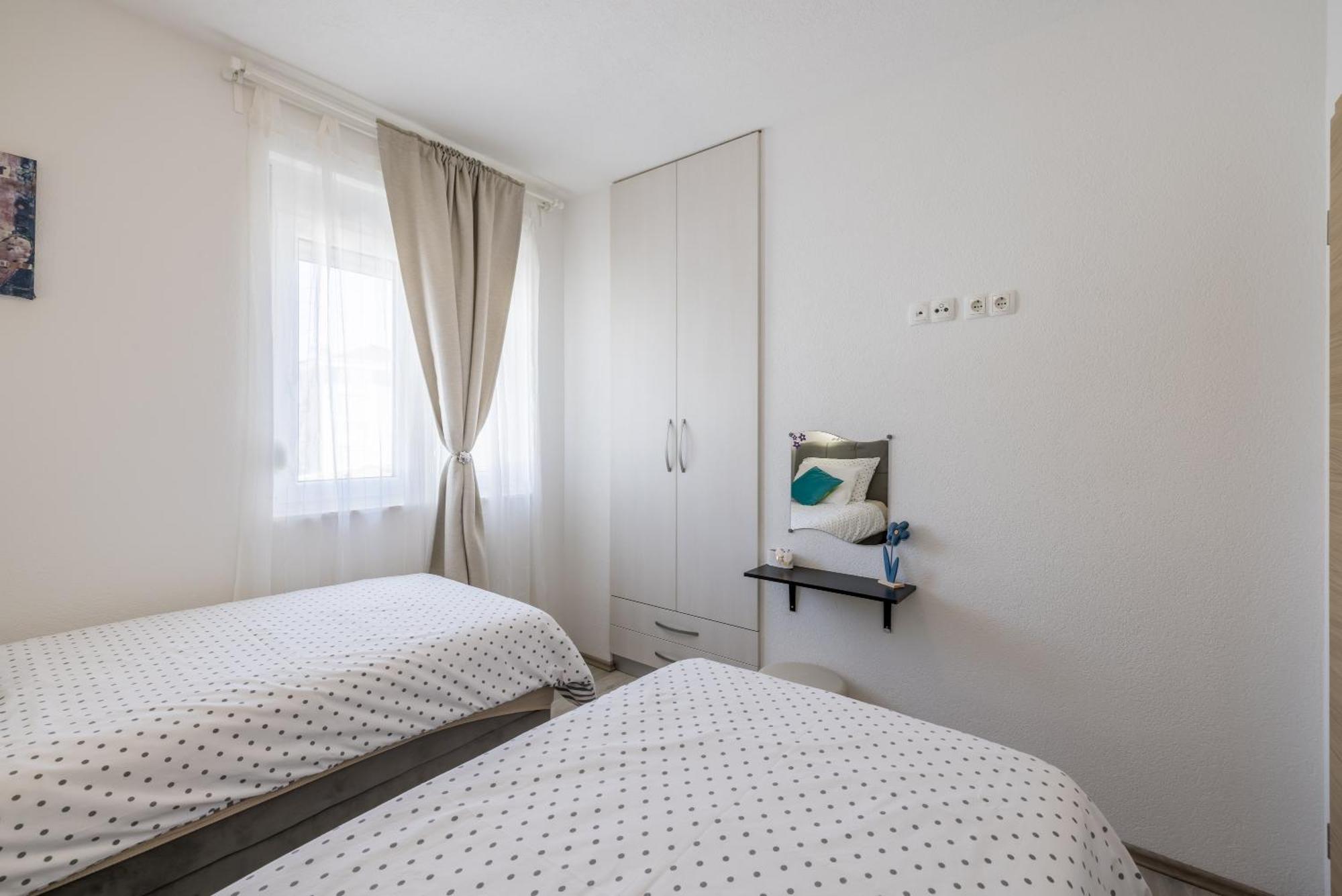Apart Sa Terasom 250M Od Plaze,Parking,Wi Fi,Rostilj Trogir Dış mekan fotoğraf