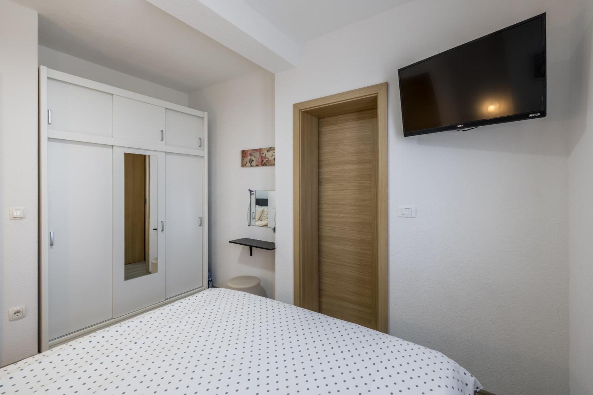 Apart Sa Terasom 250M Od Plaze,Parking,Wi Fi,Rostilj Trogir Dış mekan fotoğraf