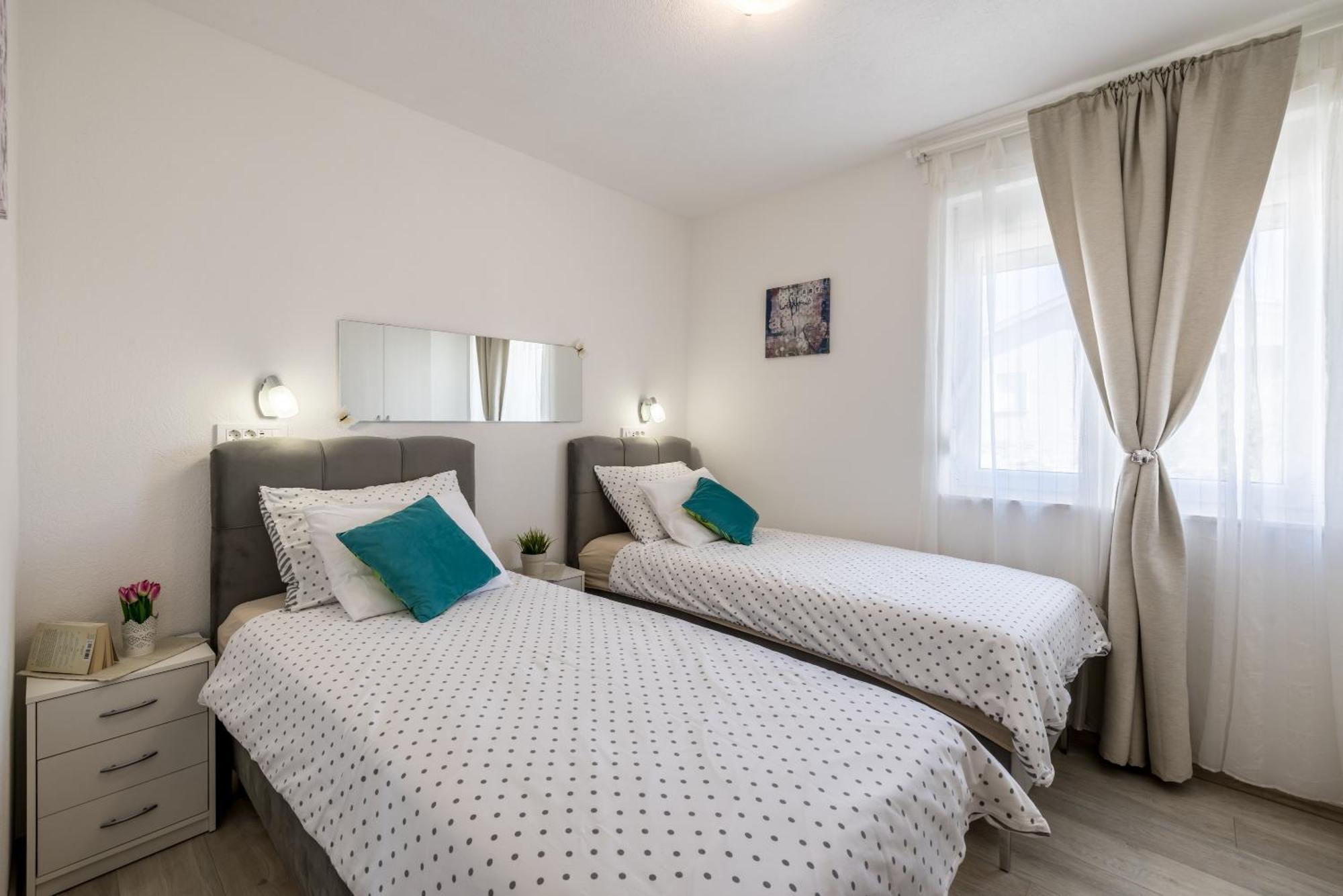 Apart Sa Terasom 250M Od Plaze,Parking,Wi Fi,Rostilj Trogir Dış mekan fotoğraf