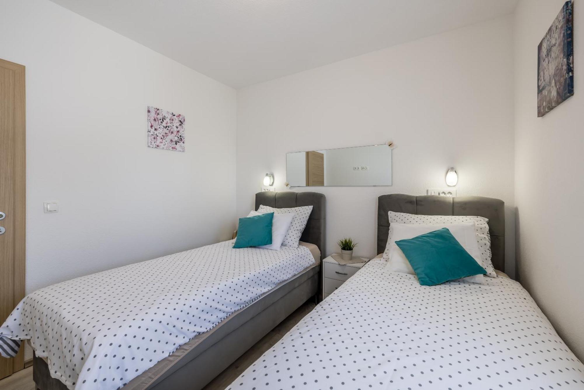 Apart Sa Terasom 250M Od Plaze,Parking,Wi Fi,Rostilj Trogir Dış mekan fotoğraf