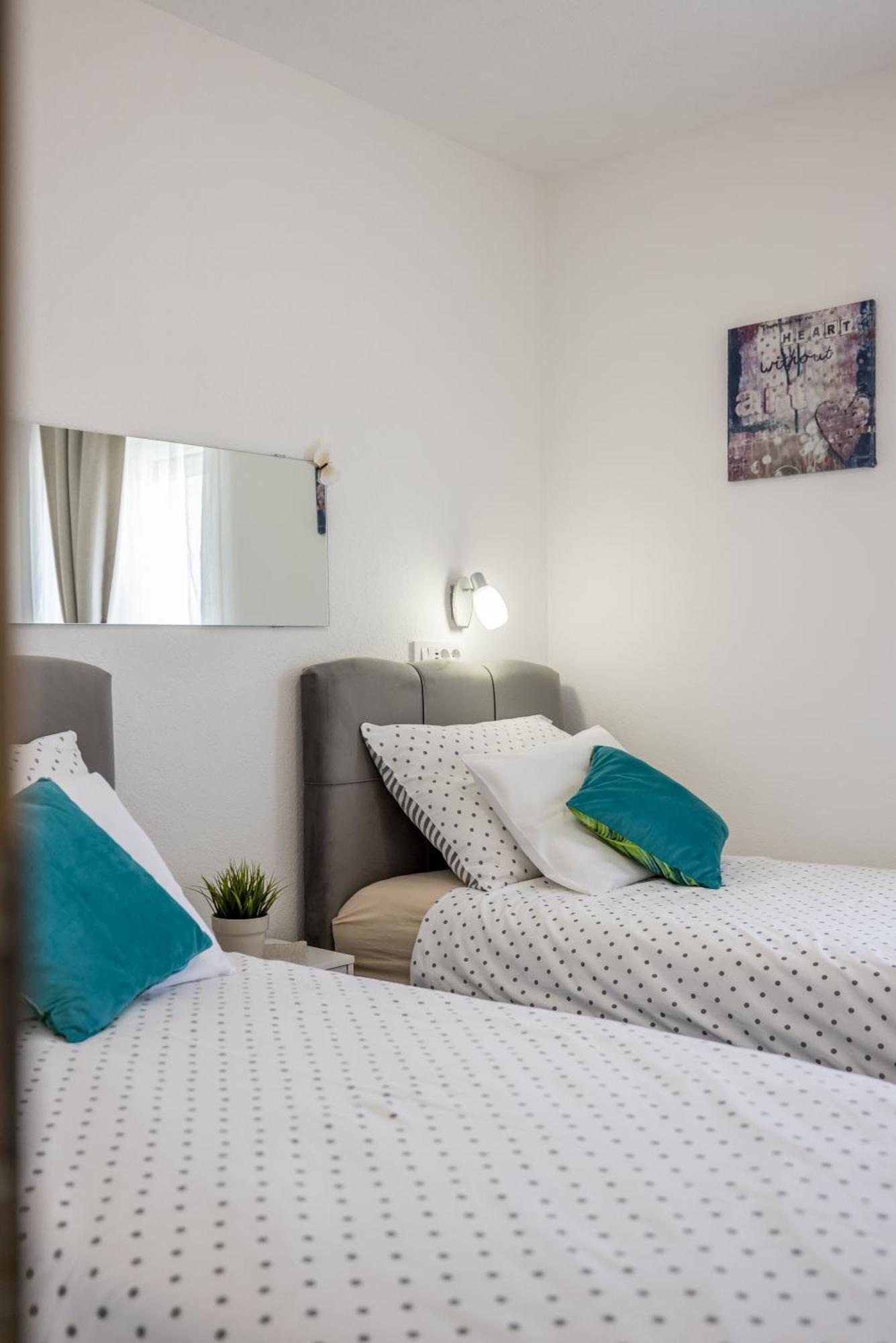 Apart Sa Terasom 250M Od Plaze,Parking,Wi Fi,Rostilj Trogir Dış mekan fotoğraf